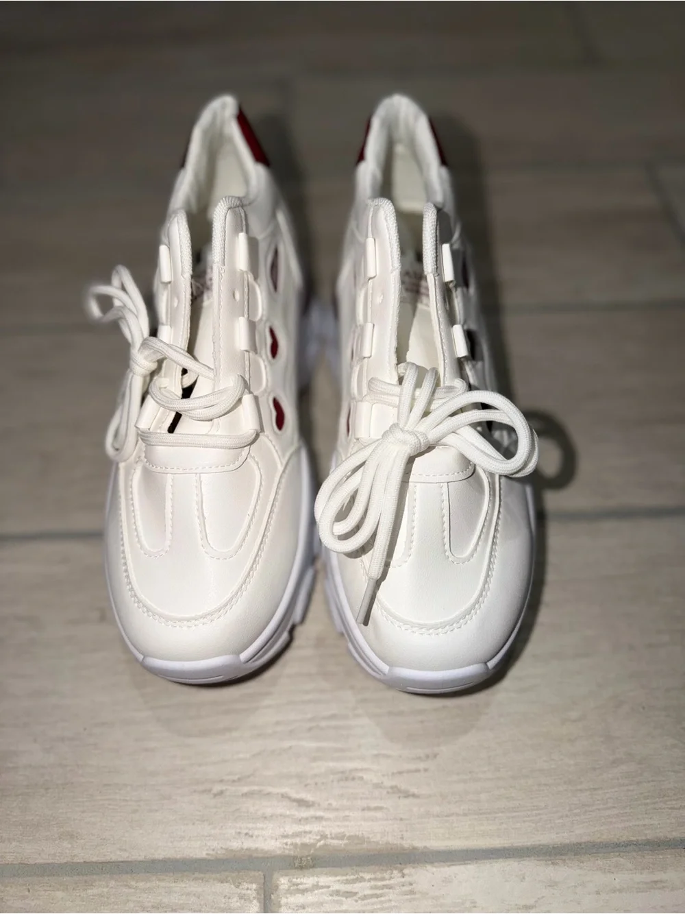 White Sneakers with Burgundy Heart Accents - mie